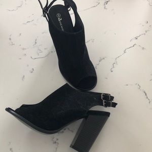 Black suede heels🌵